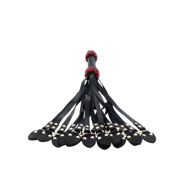 Bici din piele naturală HIDDEN DESIRE Cat-o-Nine. cu 9 cozi aplatizate. pentru jocuri erotice BDSM. culoare negru cu roșu