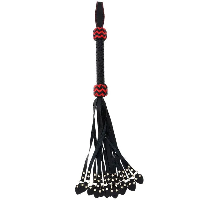 Bici din piele naturală HIDDEN DESIRE Cat-o-Nine. cu 9 cozi aplatizate. pentru jocuri erotice BDSM. culoare negru cu roșu
